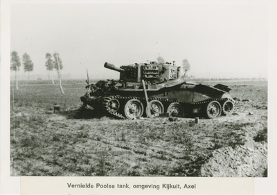 2389 Een vernielde Poolse tank in de omgeving van Kijkuit bij Axel