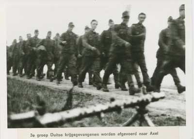 2396 3e groep Duitse krijgsgevangenen wordt afgevoerd naar Axel