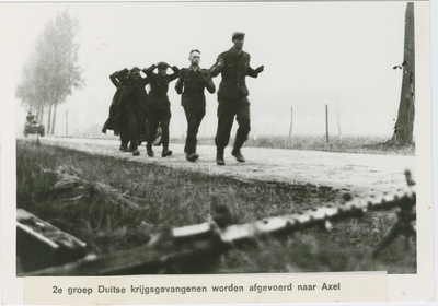 2397 2e groep Duitse krijgsgevangenen wordt afgevoerd naar Axel