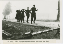 2397 2e groep Duitse krijgsgevangenen wordt afgevoerd naar Axel