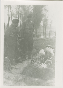 2421 Militairen bij het graf van een onbekende soldaat aan de Hulsterseweg te Axel. Op deze plaats is het Poolse Kruis ...