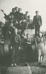 2426 Een Poolse tank met inwoners van Axel tijdens de bevrijding