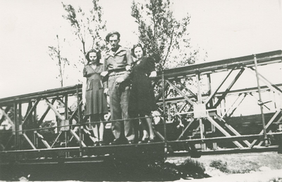 2428 Een Poolse militair met twee vrouwen op de Gdyniabrug bij Kijkuit te Axel
