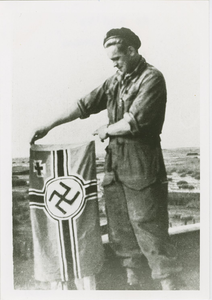 2431 Een geallieerde militair met een Duitse vlag tijdens de bevrijding van Terneuzen (?)