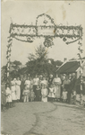 2452 Een groep personen in een versierde straat te Axel tijdens de Onafhankelijkheidsfeesten