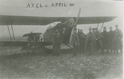 2466 Militairen bij een Rode Kruis-vliegtuig bij Axel