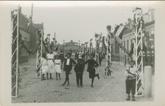 2479 De versierde Stationstraat te Axel tijdens de anti-annexatiefeesten