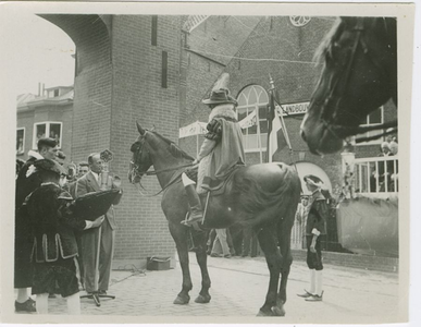 2500 Radioreportage door de NCRV van de Prins Mauritsfeesten te Axel. Prins Maurits op het paard (P. Dekker) ontvangt ...