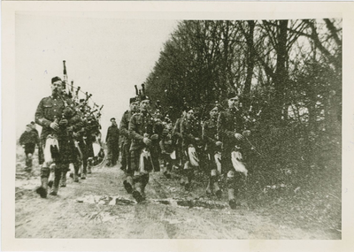 2513 Parade van Canadese doedelzakspelers tijdens de Inspectie van de 3e Canadese Infanterie divisie door de ...