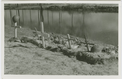 2515 Graven van gesneuvelde Poolse militairen aan de Hulsterseweg te Axel. Op deze plaats is later het Poolse Kruis opgericht
