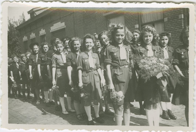 2607 Padvindsters met bloemen tijdens de bevrijdingsherdenking te Axel