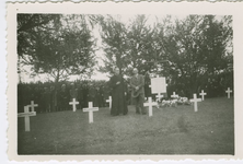 2619 Plechtigheid bij de Poolse graven op de algemene begraafplaats aan de Burchtlaan te Axel tijdens de ...