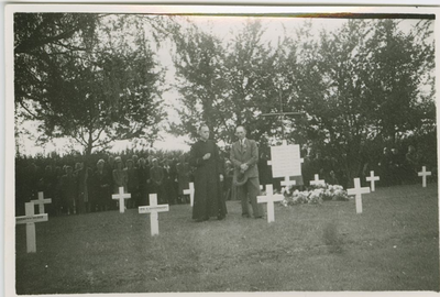 2621 Kranslegging bij de Poolse graven op de algemene begraafplaats aan de Burchtlaan te Axel tijdens de ...