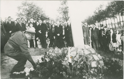 2660 Kranslegging bij het Poolse Kruis aan de Hulsterseweg te Axel tijdens de bevrijdingsherdenking