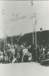 2663 Een groep personen in de Kanaalkade te Axel tijdens de bevrijdingsherdenking