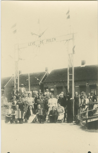 2664 Een groep personen in de Kanaalkade te Axel tijdens de bevrijdingsherdenking