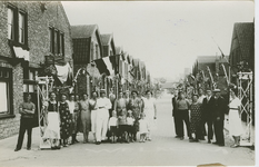 2674 Een groep personen in de Wilhelminastraat te Axel tijdens de bevrijdingsherdenking