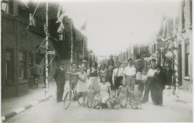 2677 Een groep personen in de Prins Hendrikstraat te Axel tijdens de bevrijdingsherdenking