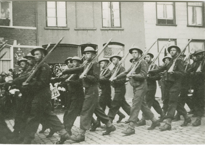 2687 Marcherende Poolse militairen tijdens het defilé ter gelegenheid van de bevrijdingsherdenking te Axel