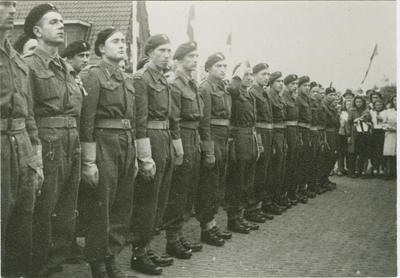 2688 Poolse militairen op de Markt te Axel tijdens de bevrijdingsherdenking