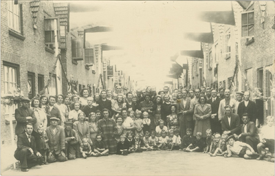 2691 Een groep personen in de Julianastraat te Axel tijdens de bevrijdingsherdenking