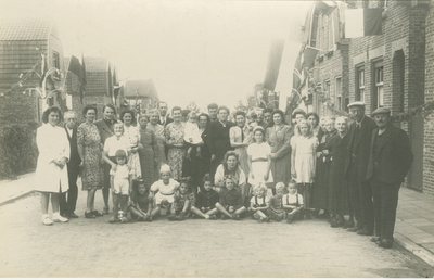 2708 Een groep personen in de versierde Wilhelminastraat te Axel tijdens de bevrijdingsherdenking