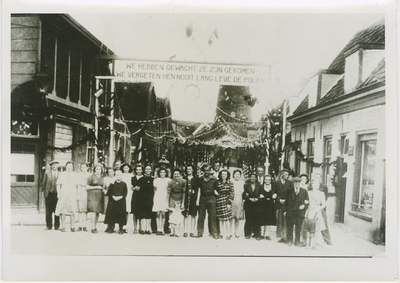 2710 Een groep personen in de Molenstraat te Axel tijdens de bevrijdingsherdenking