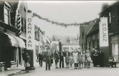 2714 Een groep personen in de Noordstraat te Axel tijdens de bevrijdingsherdenking