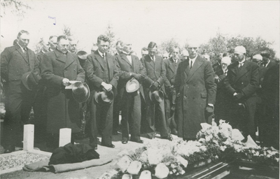2715 De begrafenis van mevr. Szydlovski op de Rooms-katholieke begraafplaats aan de Nassaustraat te Axel