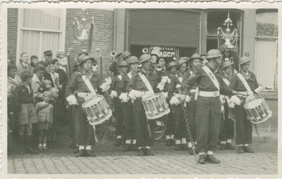 2724 Een militair muziekkorps voor de slagerij van A. de Regt (later A. Plasschaert) aan de Markt te Axel