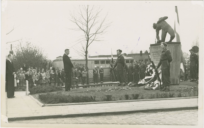2729 Kranslegging bij het oorlogsmonument aan de Zeestraat te Axel tijdens de bevrijdingsherdenking