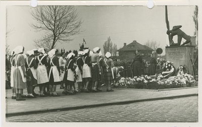 2730 Kranslegging bij het oorlogsmonument aan de Zeestraat te Axel tijdens de bevrijdingsherdenking