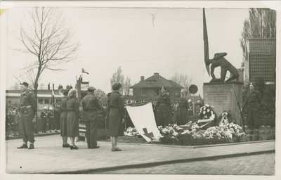 2732 Kranslegging bij het oorlogsmonument aan de Zeestraat te Axel tijdens de bevrijdingsherdenking