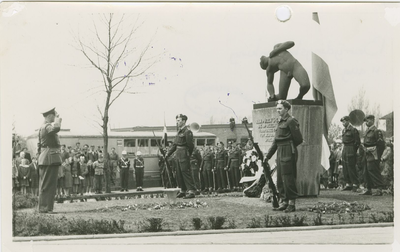 2733 Kranslegging bij het oorlogsmonument aan de Zeestraat te Axel tijdens de bevrijdingsherdenking