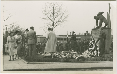 2734 Kranslegging bij het oorlogsmonument aan de Zeestraat te Axel tijdens de bevrijdingsherdenking