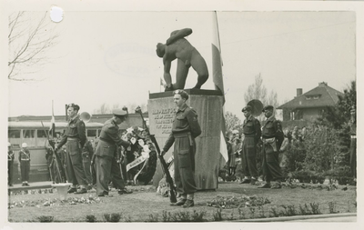 2735 Kranslegging bij het oorlogsmonument aan de Zeestraat te Axel tijdens de bevrijdingsherdenking