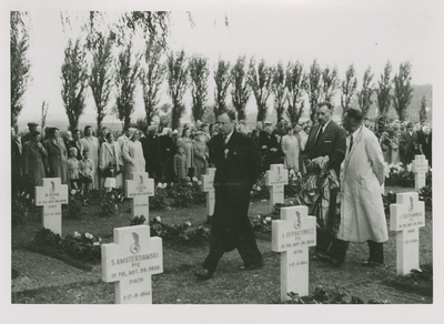 2740 Kranslegging op de algemene begraafplaats aan de Burchtlaan te Axel tijdens de bevrijdingsherdenking