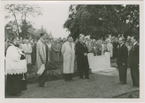 2742 Kranslegging op de algemene begraafplaats aan de Burchtlaan te Axel tijdens de bevrijdingsherdenking. In het ...