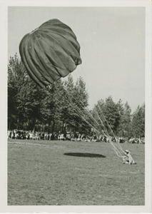 2758 Demonstratie parachutespringen door leden van de eerste Nederlandse parachutistenclub op het V.V.Z.F.-terrein te ...