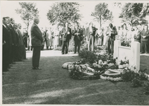 2763 Kranslegging op de algemene begraafplaats aan de Burchtlaan te Axel tijdens de bevrijdingsherdenking