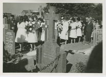 2774 Kranslegging bij het graf van mevr. Szydlowski op de Rooms-katholieke begraafplaats aan de Nassaustraat te Axel ...