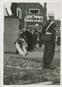 2781 Kranslegging bij het oorlogsmonument aan de Zeestraat te Axel tijdens de bevrijdingsherdenking