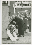 2783 Kranslegging bij het oorlogsmonument aan de Zeestraat te Axel tijdens de bevrijdingsherdenking