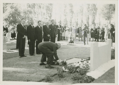 2792 Kranslegging op de algemene begraafplaats aan de Burchtlaan te Axel tijdens de bevrijdingsherdenking