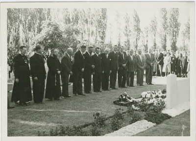 2796 Kranslegging op de algemene begraafplaats aan de Burchtlaan te Axel tijdens de bevrijdingsherdenking