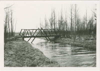 28 Een bruggetje over een watergang bij de Boslaan te Axel