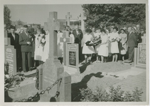 2801 Kranslegging bij het graf van mevr. Szydlowski op de Rooms-katholieke begraafplaats aan de Nassaustraat te Axel ...