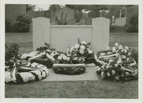 2806 Kransen bij het Poolse gedenkteken op de algemene begraafplaats aan de Burchtlaan te Axel