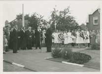 2808 Kranslegging bij het oorlogsmonument aan de Zeestraat te Axel tijdens de bevrijdingsherdenking