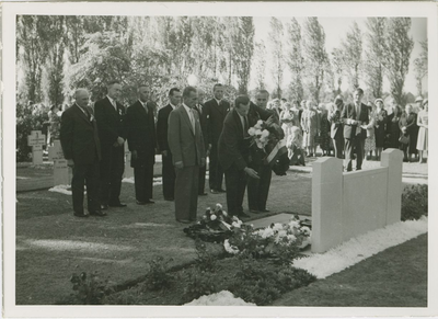 2810 Kranslegging op de algemene begraafplaats aan de Burchtlaan te Axel tijdens de bevrijdingsherdenking